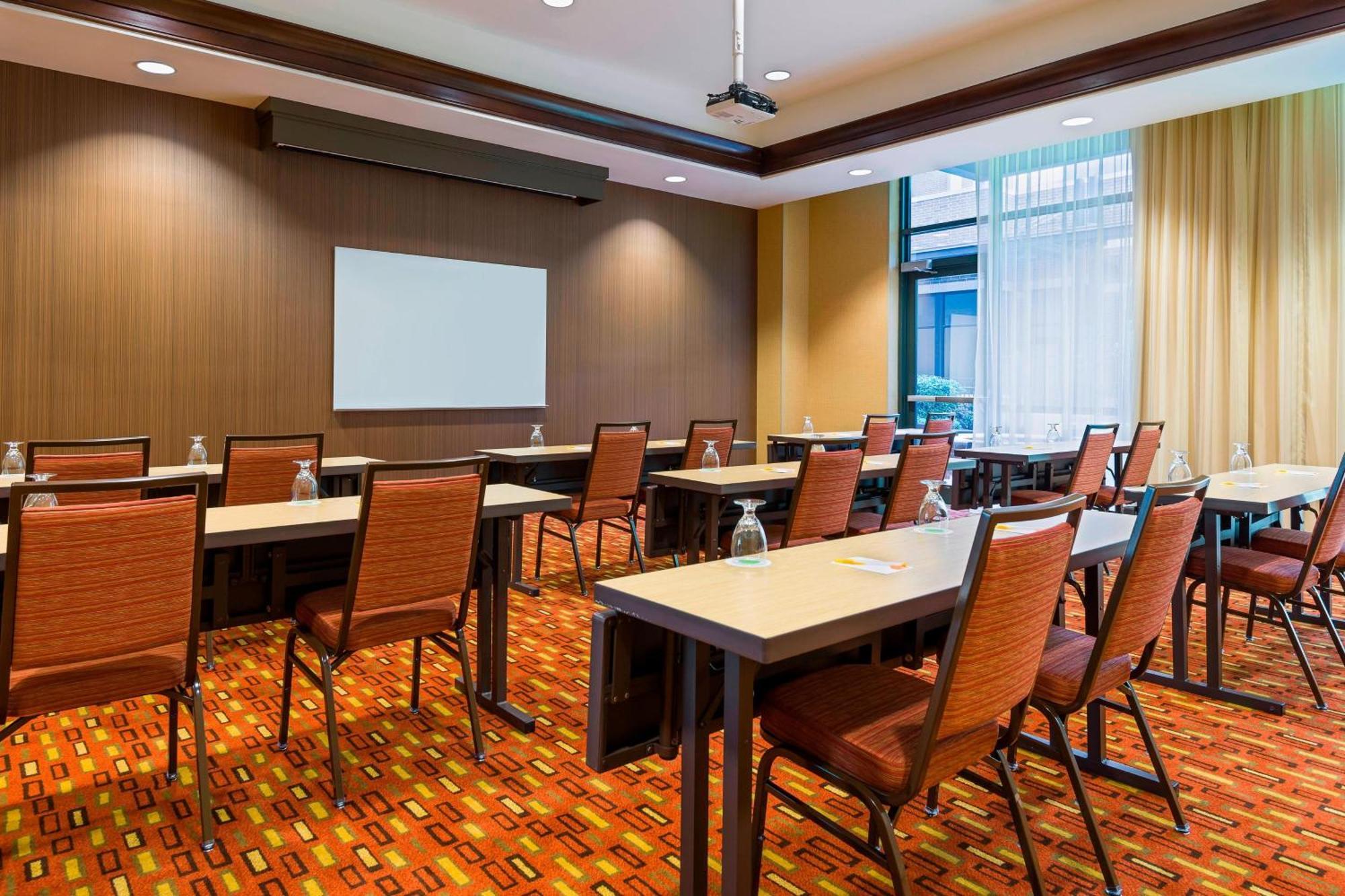 Отель Courtyard By Marriott Little Rock Downtown Экстерьер фото