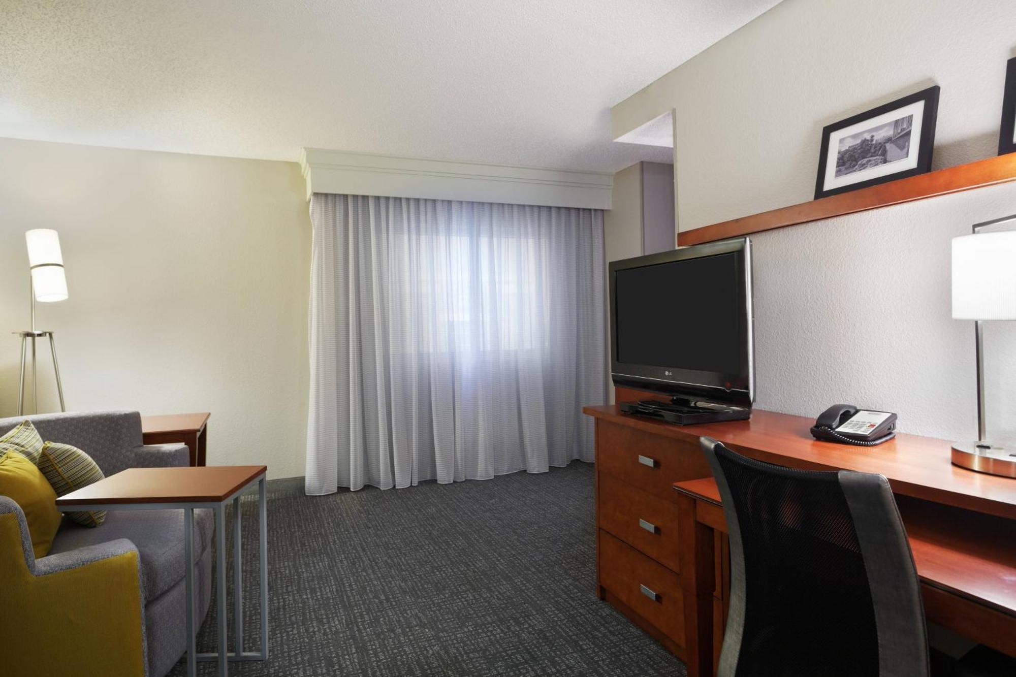 Отель Courtyard By Marriott Little Rock Downtown Экстерьер фото